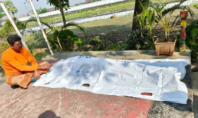 মুরগির দাম নিয়ে বিতর্ক: ক্রেতাকে পিটিয়ে হত্যা